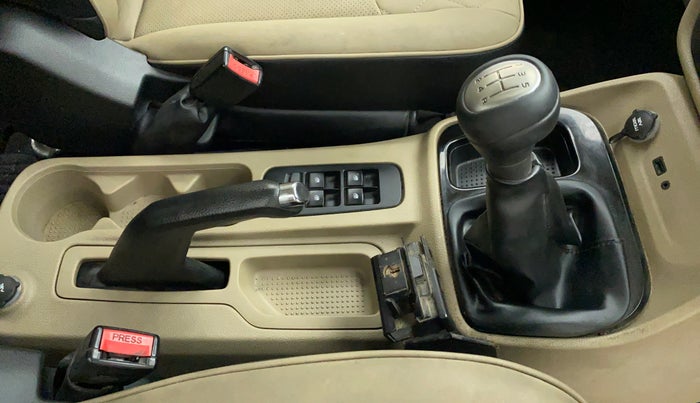 2018 Mahindra TUV300 T10 MT, Diesel, Manual, 96,527 km, Gear Lever