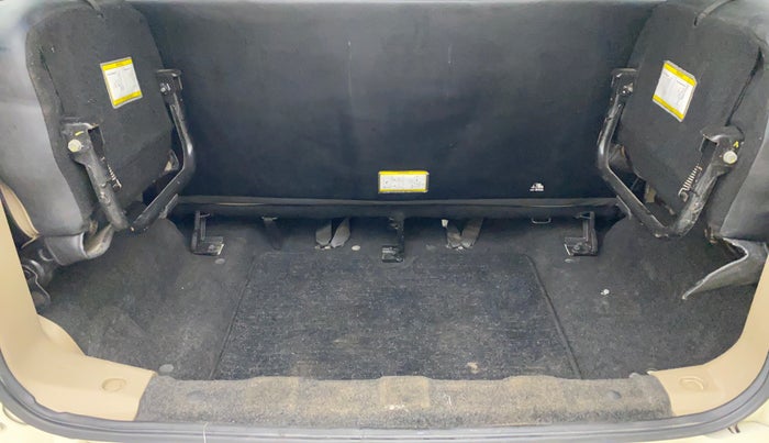 2018 Mahindra TUV300 T10 MT, Diesel, Manual, 96,527 km, Boot Inside