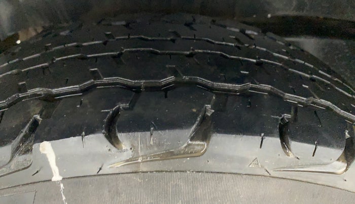 2018 Mahindra TUV300 T10 MT, Diesel, Manual, 96,527 km, Right Rear Tyre Tread