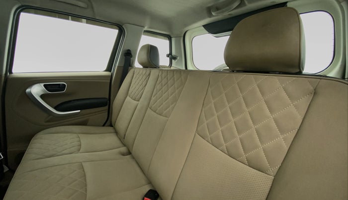 2018 Mahindra TUV300 T10 MT, Diesel, Manual, 96,527 km, Right Side Rear Door Cabin