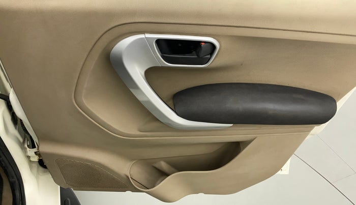 2018 Mahindra TUV300 T10 MT, Diesel, Manual, 96,527 km, Driver Side Door Panels Control