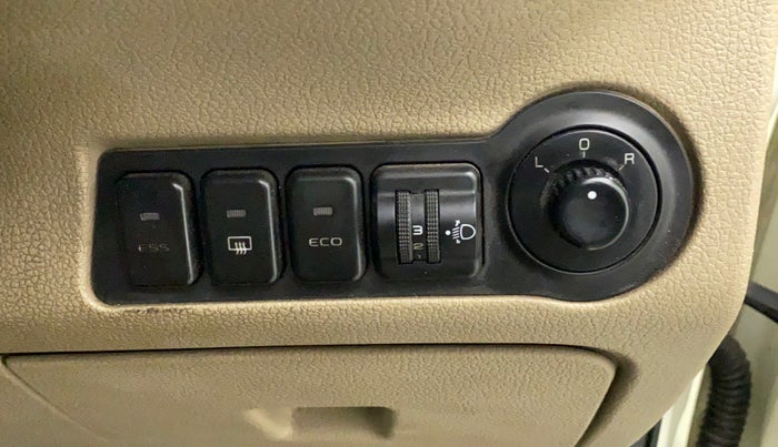 2018 Mahindra TUV300 T10 MT, Diesel, Manual, 96,527 km, Dashboard - Headlight height adjustment not working