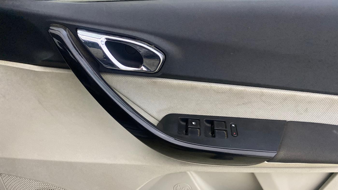 2022 Tata TIGOR XZ PLUS CNG, CNG, Manual, 53,573 km, Driver Side Door Panels Control