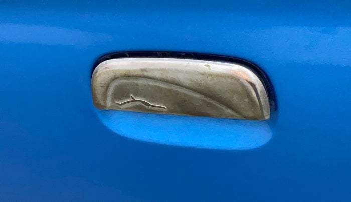 2017 Maruti Alto K10 VXI (O), Petrol, Manual, 1,06,863 km, Rear left door - Chrome on handle has slight discoularation