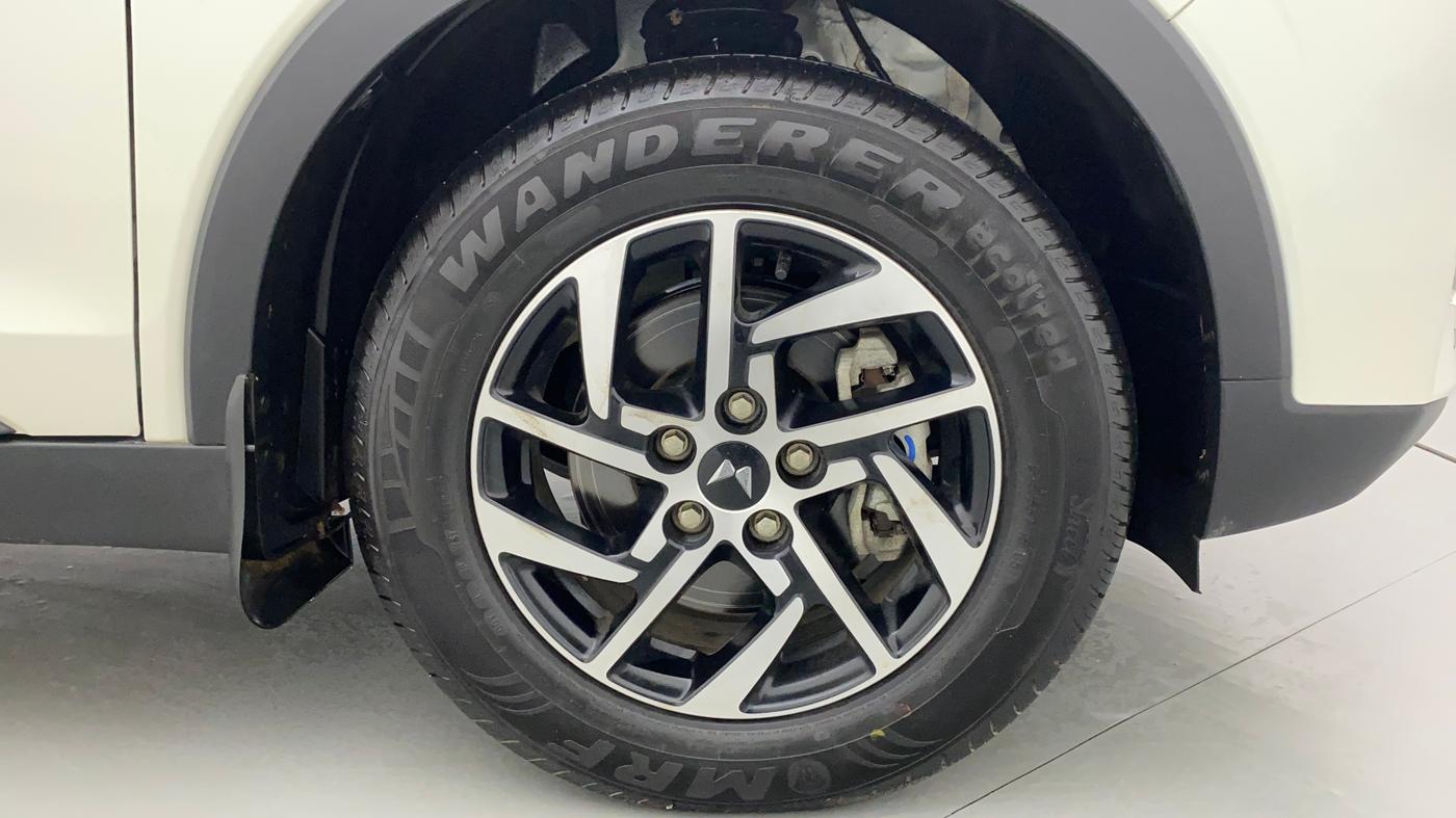 2022 Mahindra XUV300 W8 (O) 1.2 PETROL, Petrol, Manual, 2,398 km, Right Front Wheel