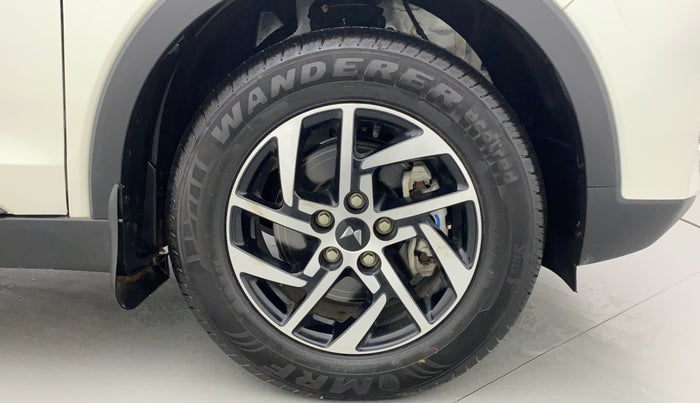 2022 Mahindra XUV300 W8 (O) 1.2 PETROL, Petrol, Manual, 2,398 km, Right Front Wheel