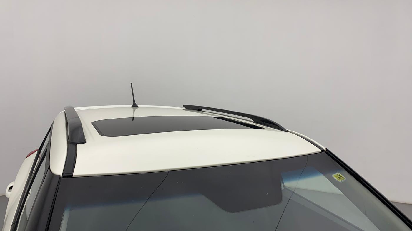 2022 Mahindra XUV300 W8 (O) 1.2 PETROL, Petrol, Manual, 2,398 km, Roof
