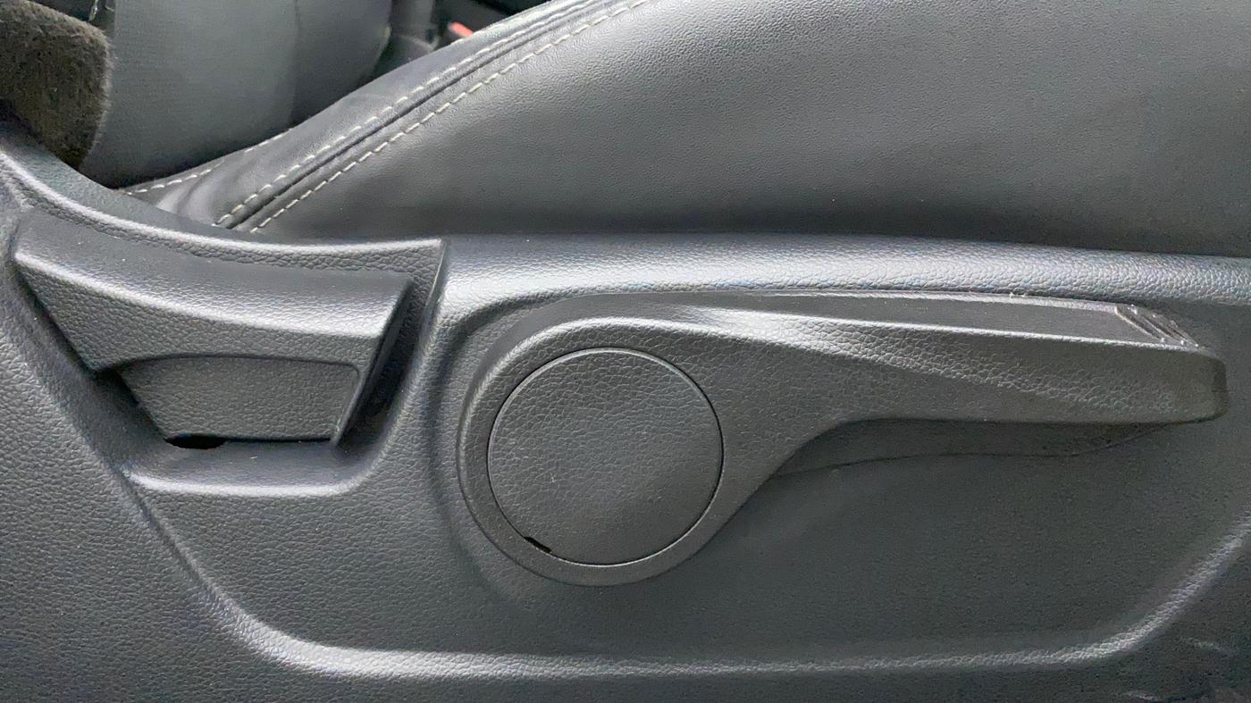 2022 Mahindra XUV300 W8 (O) 1.2 PETROL, Petrol, Manual, 2,398 km, Driver Side Adjustment Panel