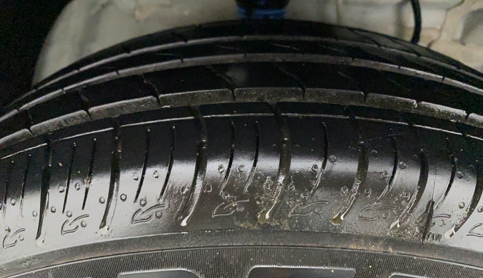 2022 Mahindra XUV300 W8 (O) 1.2 PETROL, Petrol, Manual, 2,398 km, Right Front Tyre Tread