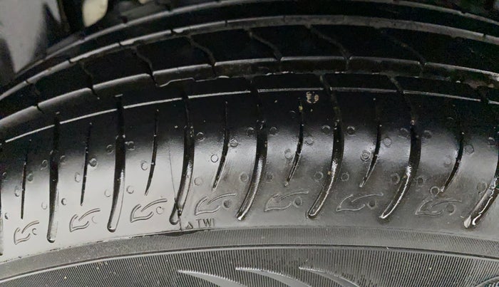 2022 Mahindra XUV300 W8 (O) 1.2 PETROL, Petrol, Manual, 2,398 km, Left Rear Tyre Tread