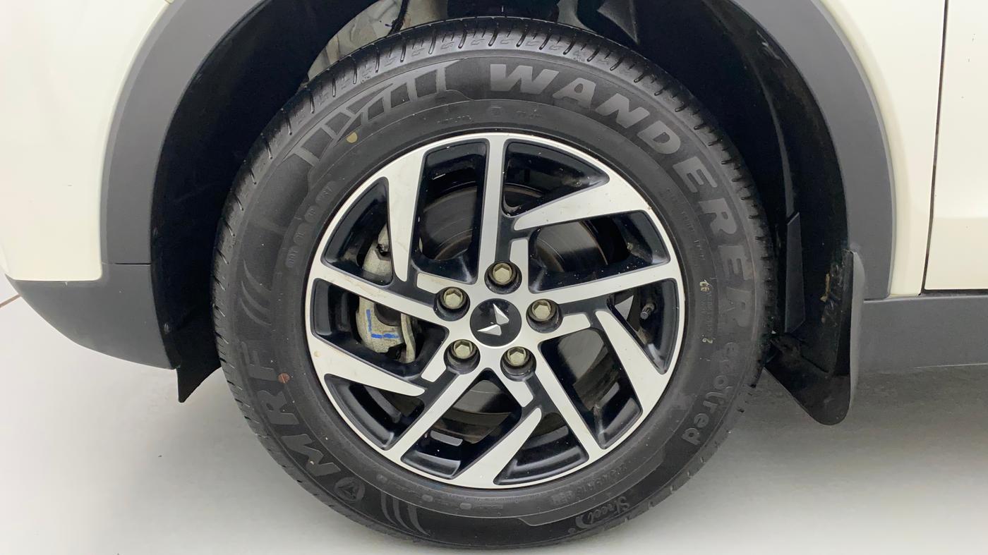 2022 Mahindra XUV300 W8 (O) 1.2 PETROL, Petrol, Manual, 2,398 km, Left Front Wheel