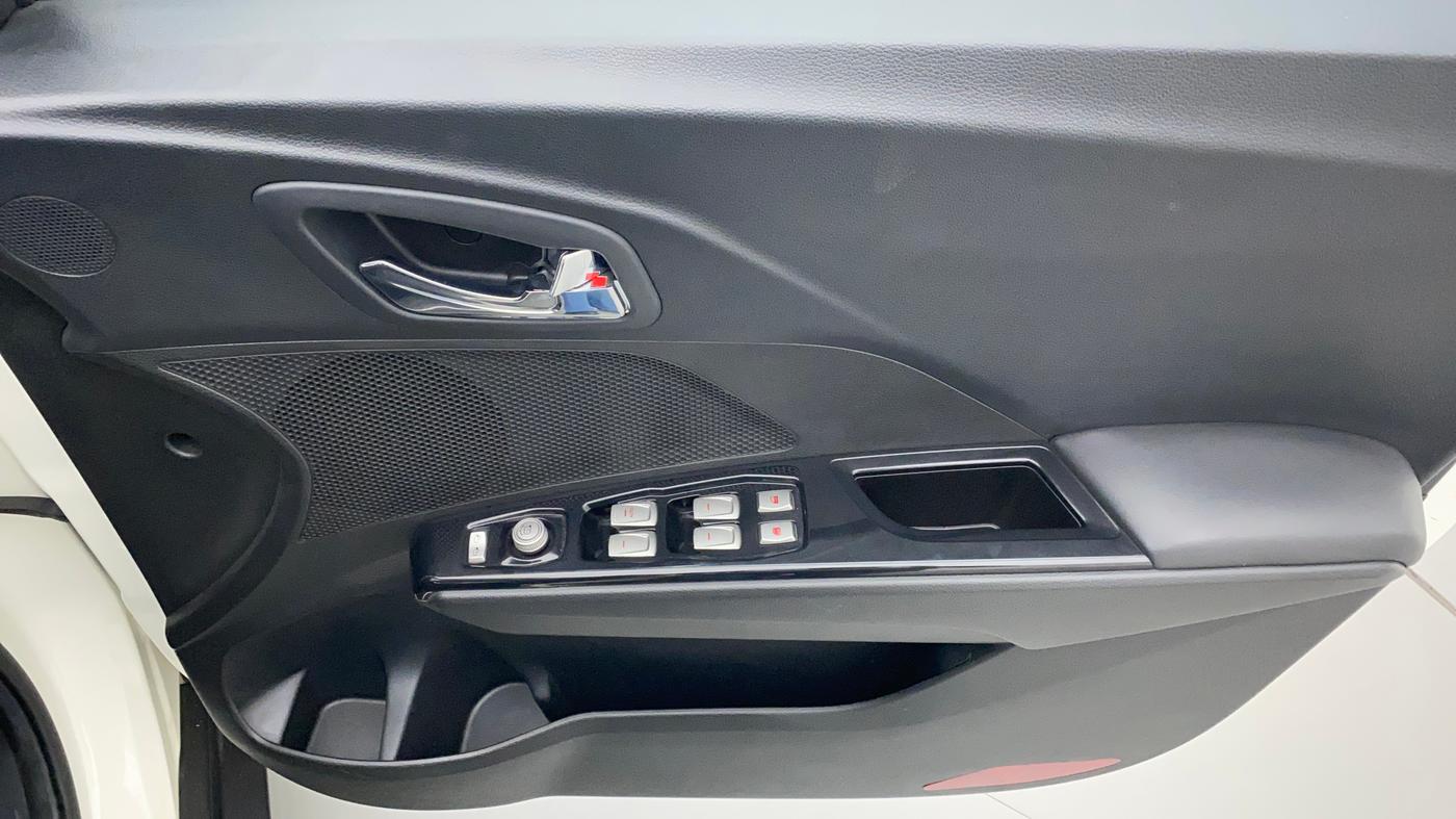 2022 Mahindra XUV300 W8 (O) 1.2 PETROL, Petrol, Manual, 2,398 km, Driver Side Door Panels Control