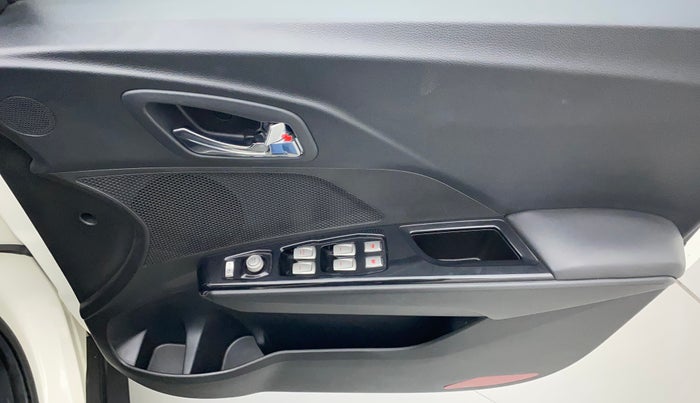 2022 Mahindra XUV300 W8 (O) 1.2 PETROL, Petrol, Manual, 2,398 km, Driver Side Door Panels Control
