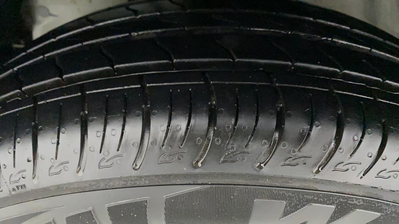 2022 Mahindra XUV300 W8 (O) 1.2 PETROL, Petrol, Manual, 2,398 km, Left Front Tyre Tread