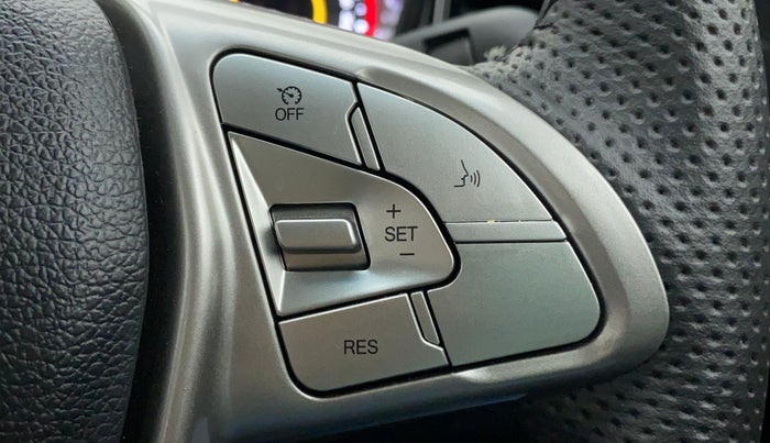 2022 Mahindra XUV300 W8 (O) 1.2 PETROL, Petrol, Manual, 2,398 km, Adaptive Cruise Control