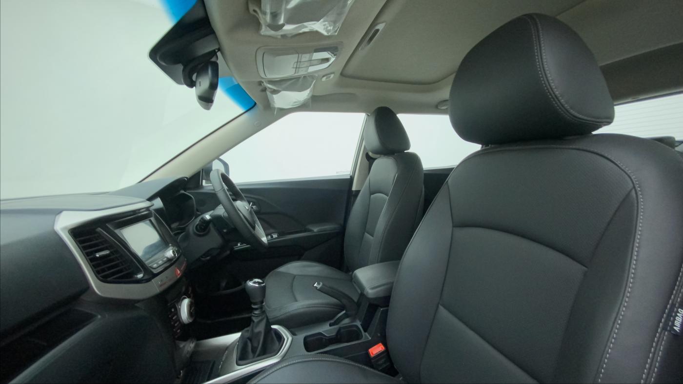 2022 Mahindra XUV300 W8 (O) 1.2 PETROL, Petrol, Manual, 2,398 km, Right Side Front Door Cabin