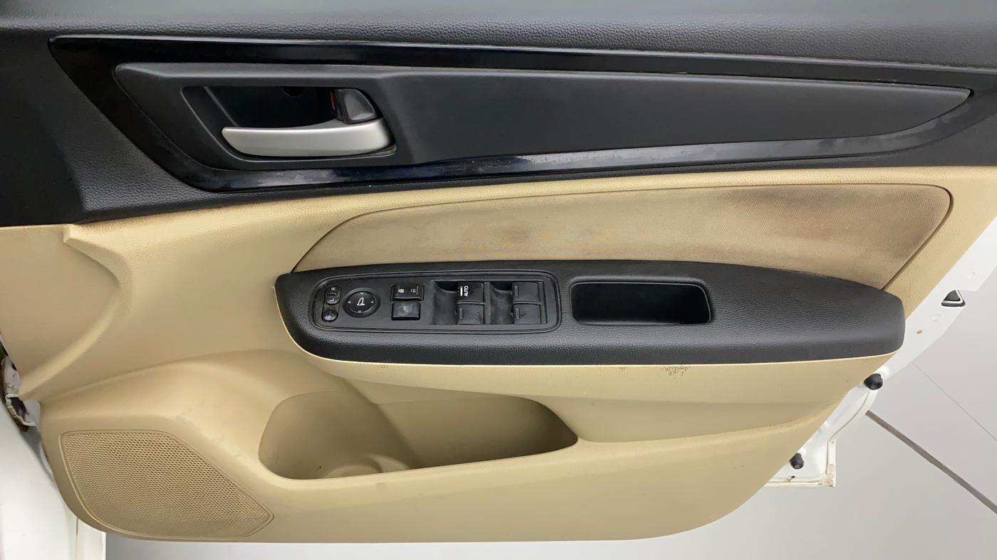 2018 Honda Amaze 1.2L I-VTEC S, CNG, Manual, 1,22,223 km, Driver Side Door Panels Control