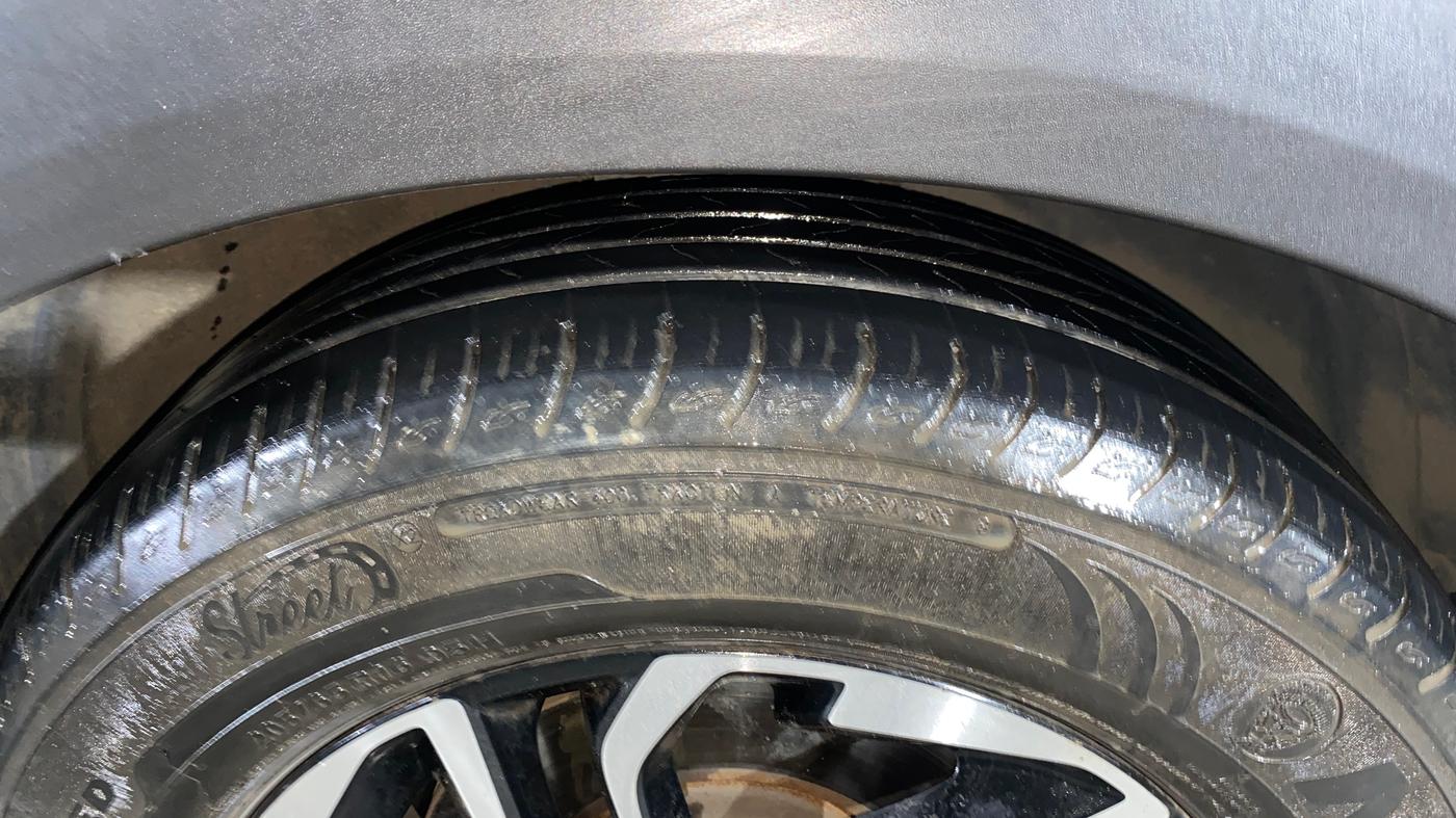 2023 KIA CARENS PRESTIGE PLUS 1.5 IMT DIESEL 7 STR, Diesel, Manual, 32,869 km, Right Front Tyre Tread