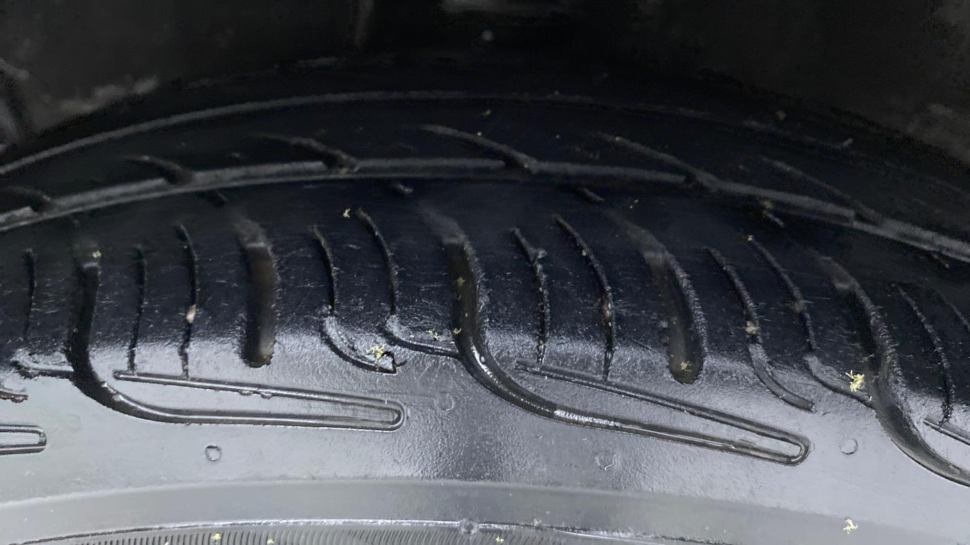 2009 Hyundai i10 SPORTZ 1.2, Petrol, Manual, 1,06,440 km, Left Front Tyre Tread