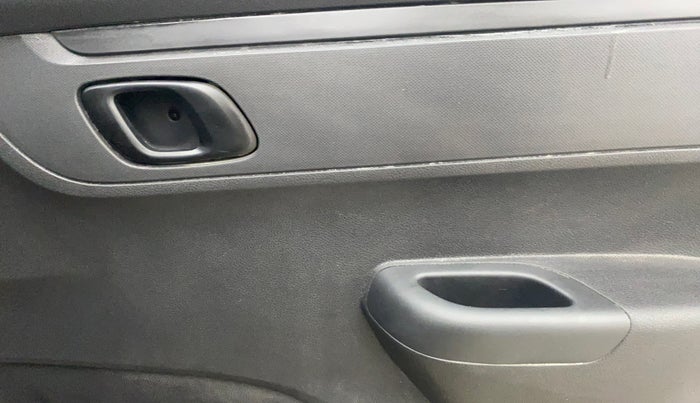 2016 Renault Kwid RXT 0.8, Petrol, Manual, 69,005 km, Driver Side Door Panels Control