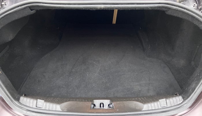 2013 Jaguar XF 2.2 DIESEL, Diesel, Automatic, 29,377 km, Boot Inside