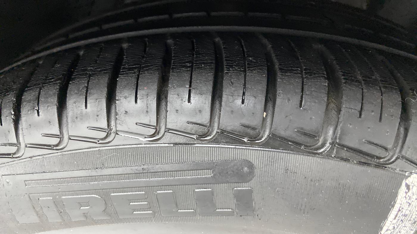 2013 Jaguar XF 2.2 DIESEL, Diesel, Automatic, 29,377 km, Right Rear Tyre Tread