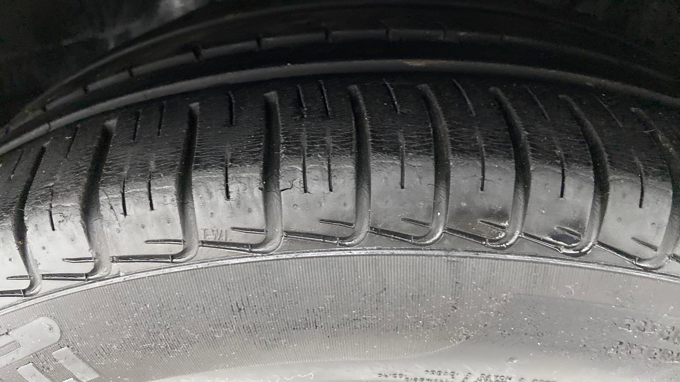 2013 Jaguar XF 2.2 DIESEL, Diesel, Automatic, 29,377 km, Left Front Tyre Tread