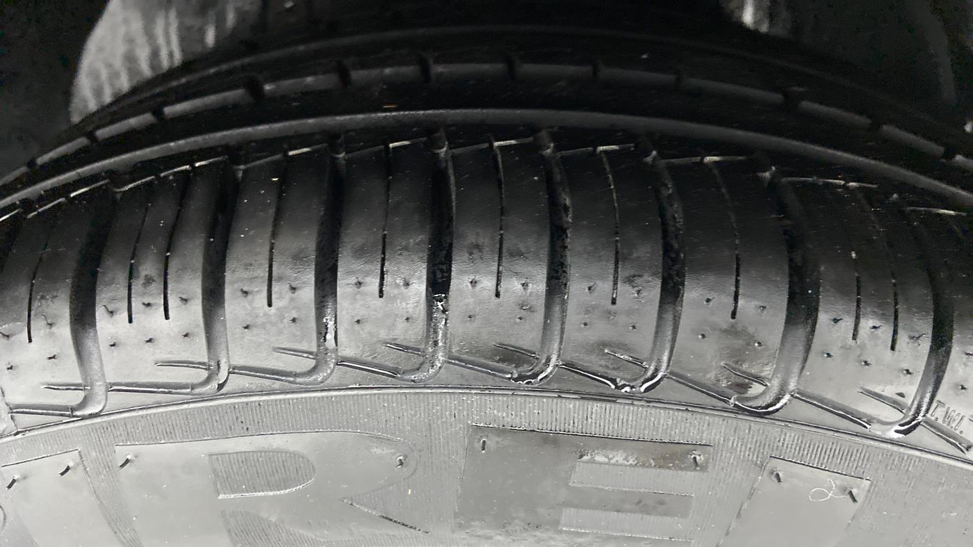 2013 Jaguar XF 2.2 DIESEL, Diesel, Automatic, 29,377 km, Left Rear Tyre Tread