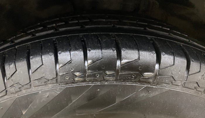 2016 Volkswagen Polo HIGHLINE1.2L, Petrol, Manual, 73,293 km, Left Front Tyre Tread