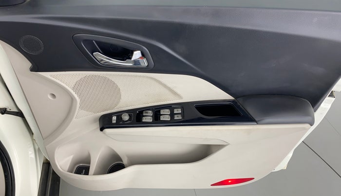 2019 Mahindra XUV300 W8(O), Diesel, Manual, 68,515 km, Driver Side Door Panels Control