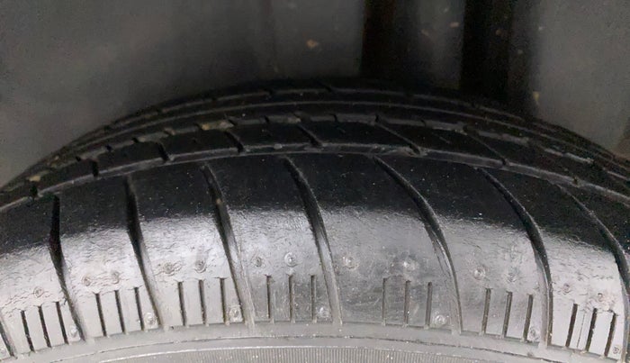 2017 Maruti Ciaz ZETA DIESEL 1.3, Diesel, Manual, 1,01,069 km, Left Rear Tyre Tread