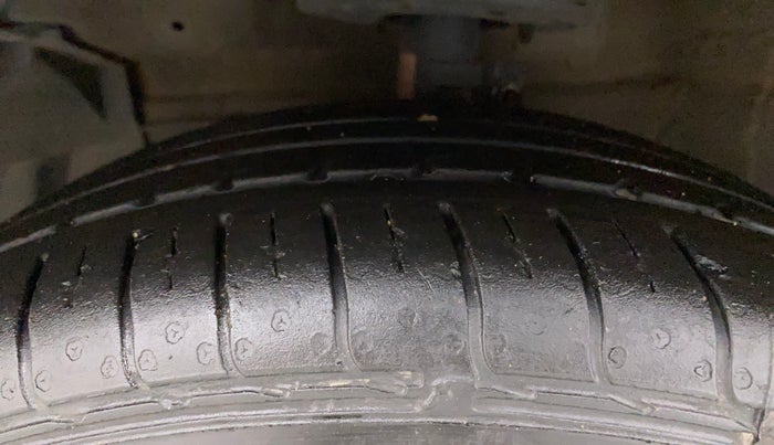 2017 Maruti Ciaz ZETA DIESEL 1.3, Diesel, Manual, 1,01,069 km, Left Front Tyre Tread