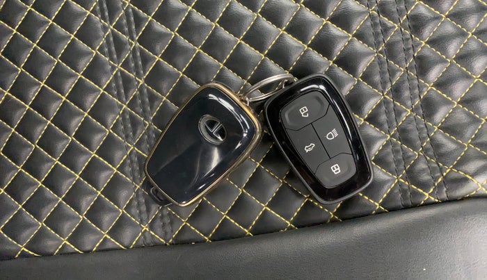 2024 Tata ALTROZ XZ PETROL, Petrol, Manual, 6,794 km, Key Close Up