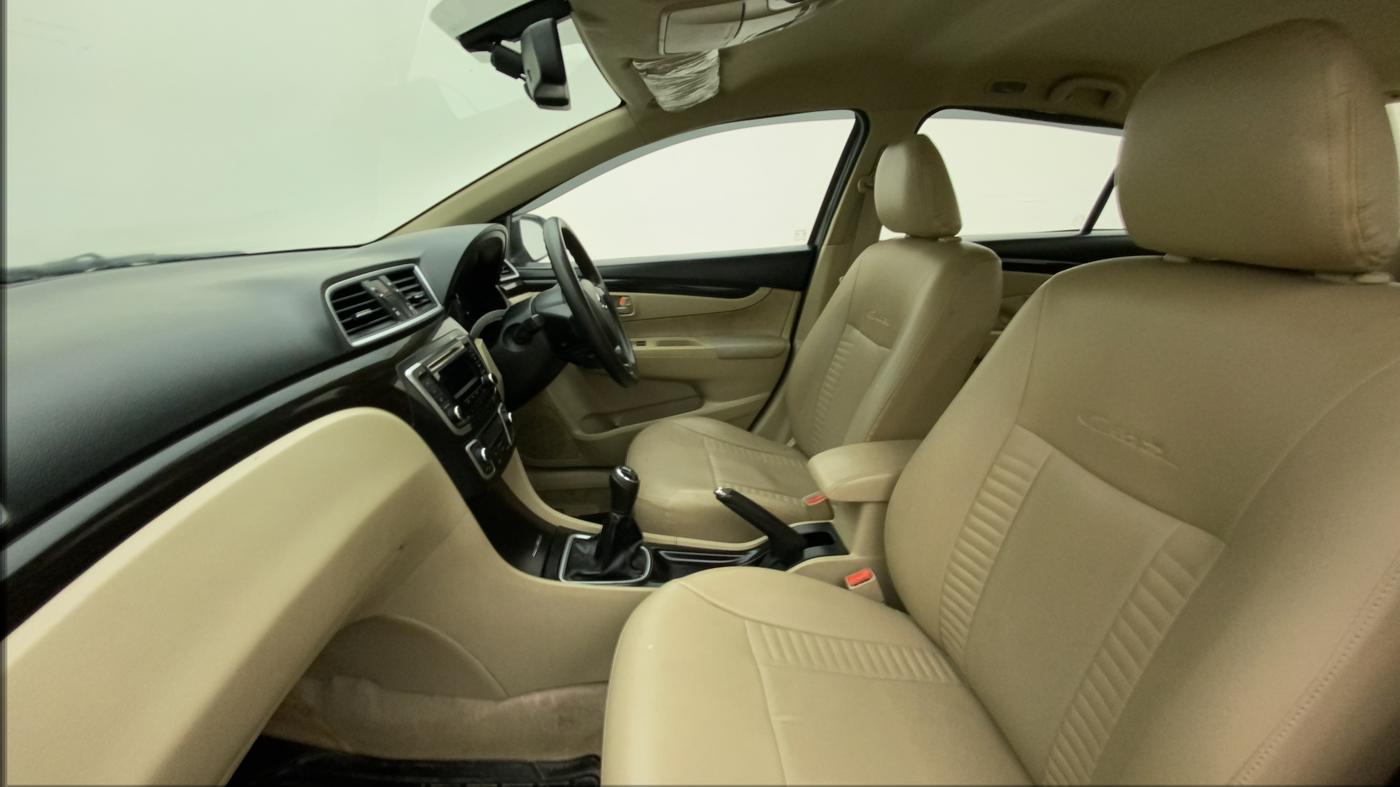 2014 Maruti Ciaz ZXI, Petrol, Manual, 86,736 km, Right Side Front Door Cabin