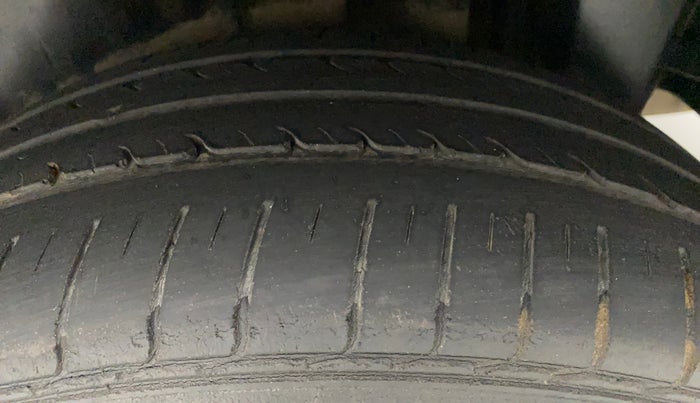 2014 Maruti Ciaz ZXI, Petrol, Manual, 86,736 km, Left Rear Tyre Tread
