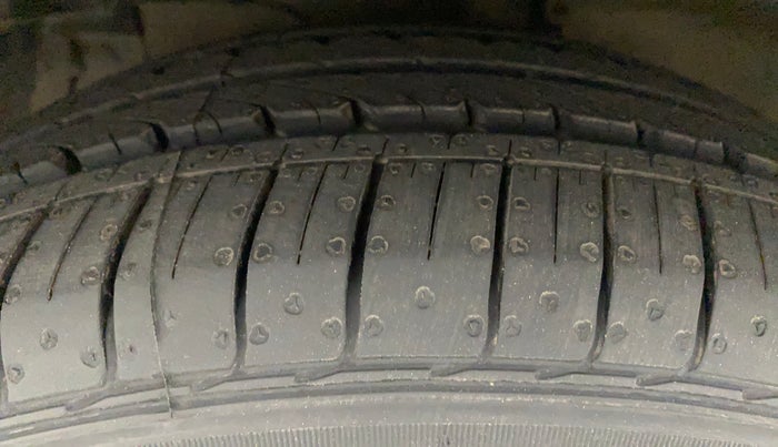 2014 Maruti Ciaz ZXI, Petrol, Manual, 86,736 km, Left Front Tyre Tread