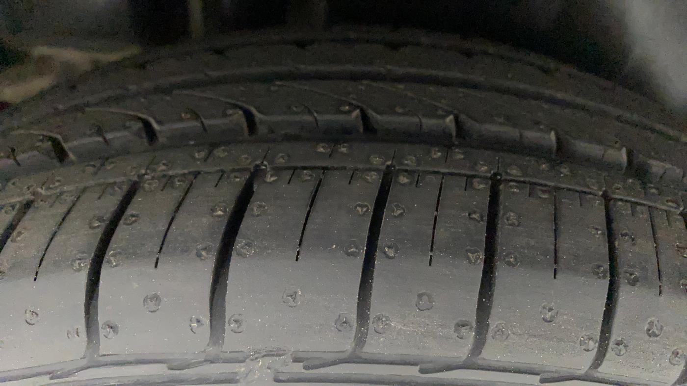 2014 Maruti Ciaz ZXI, Petrol, Manual, 86,736 km, Right Rear Tyre Tread