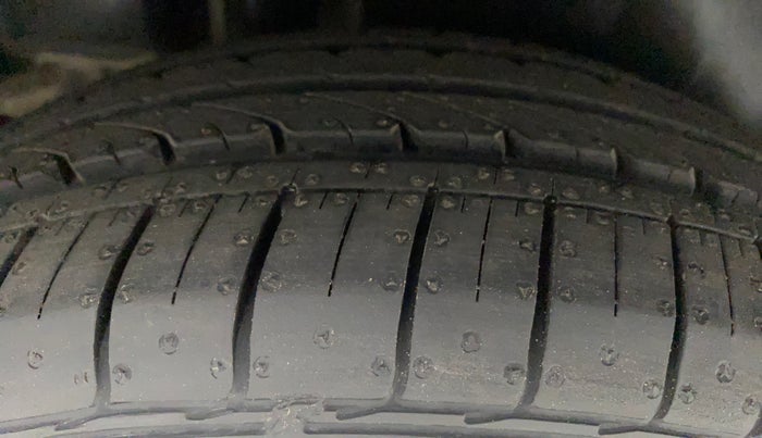 2014 Maruti Ciaz ZXI, Petrol, Manual, 86,736 km, Right Rear Tyre Tread