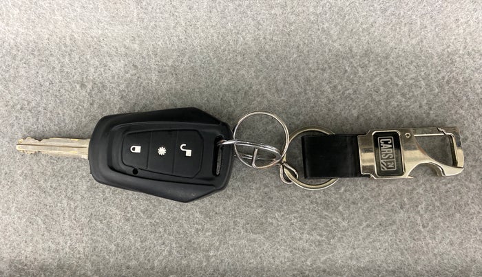 2016 Mahindra Kuv100 K8 6 STR, Petrol, Manual, 28,850 km, Key Close Up