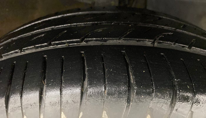 2016 Mahindra Kuv100 K8 6 STR, Petrol, Manual, 28,850 km, Right Front Tyre Tread