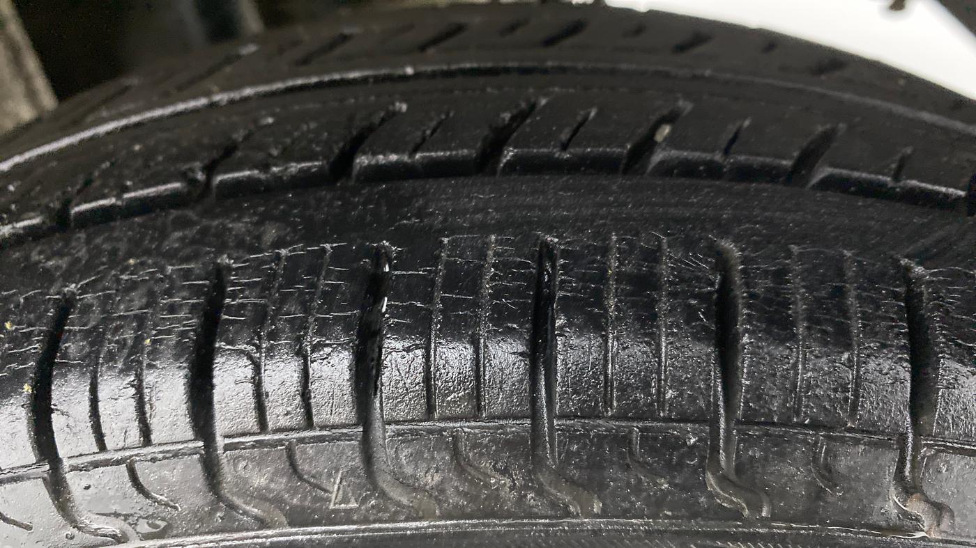 2013 Maruti Alto 800 LXI CNG, CNG, Manual, 97,490 km, Left Rear Tyre Tread