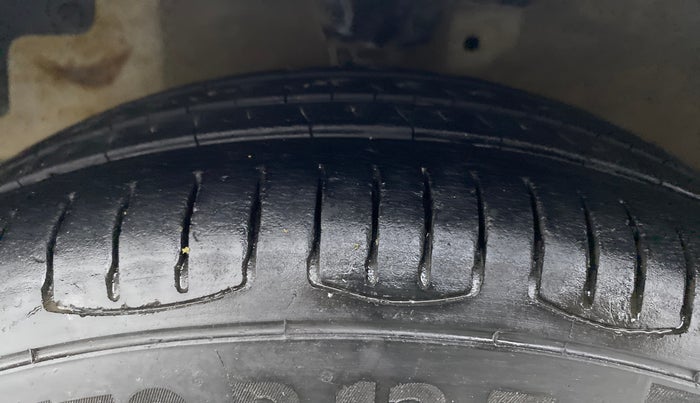 2018 Hyundai Eon ERA +, CNG, Manual, 78,450 km, Left Front Tyre Tread