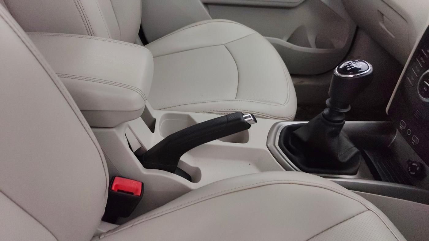 2024 Mahindra XUV300 W8 1.2 (O) TGDI DUAL TONE, Petrol, Manual, 43,230 km, Gear Lever
