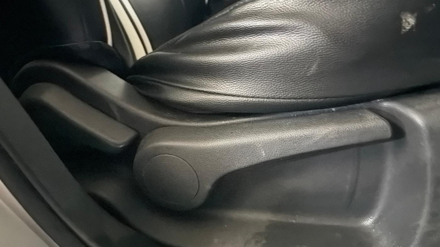 2022 Nissan Kicks XV 1.5, Petrol, Manual, 79,606 km, Driver Side Adjustment Panel