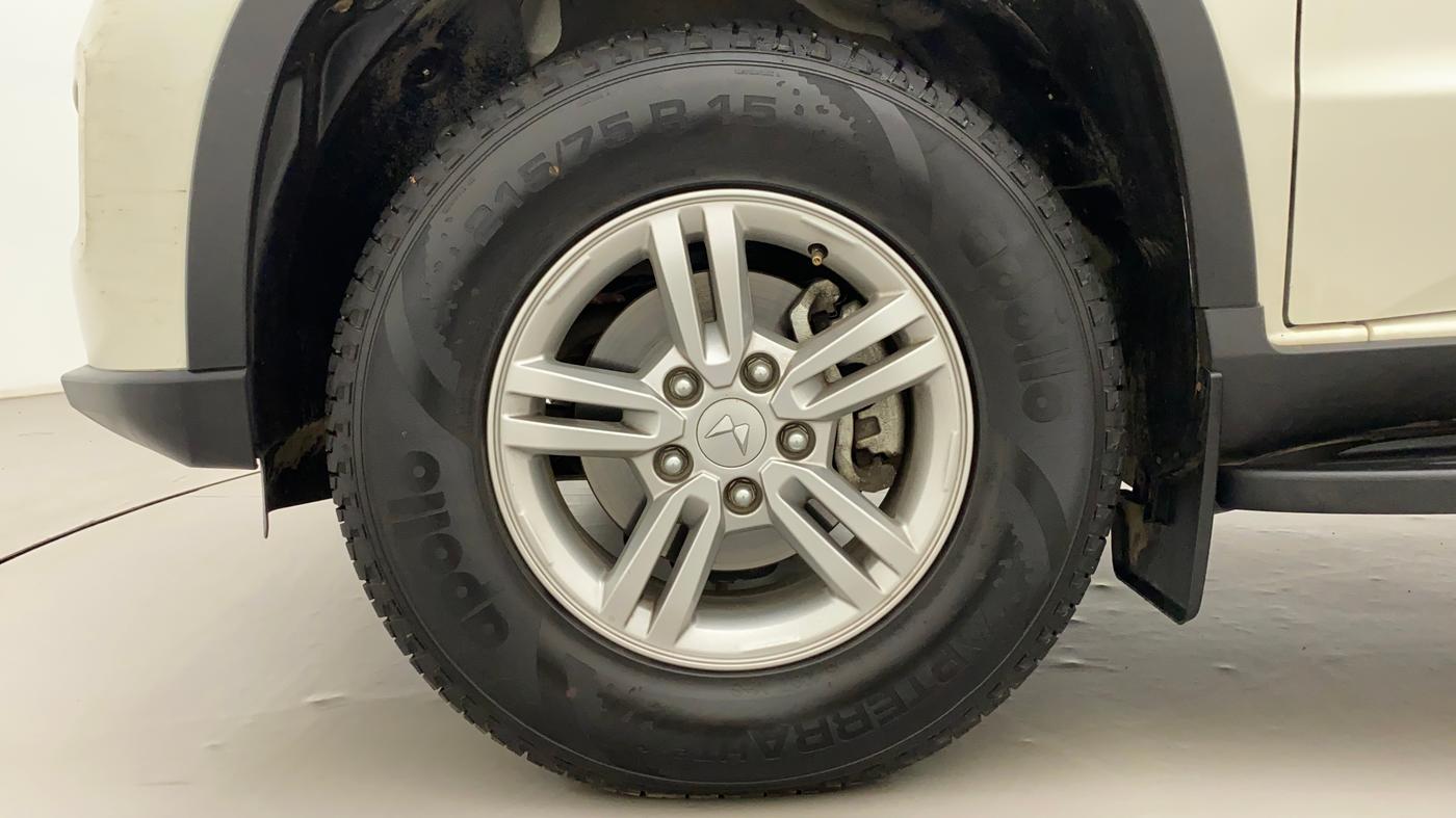 2023 Mahindra BOLERO NEO N10 R, Diesel, Manual, 7,258 km, Left Front Wheel