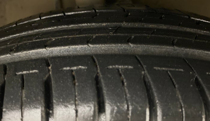 2011 Maruti Swift VXI D, Petrol, Manual, 88,298 km, Right Front Tyre Tread