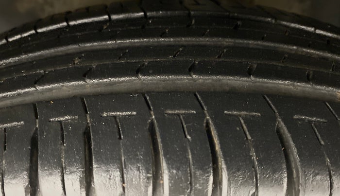 2011 Maruti Swift VXI D, Petrol, Manual, 88,298 km, Left Front Tyre Tread