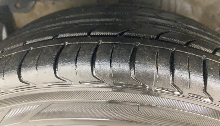 2014 Honda City 1.5L I-VTEC S MT, Petrol, Manual, 1,27,416 km, Left Front Tyre Tread