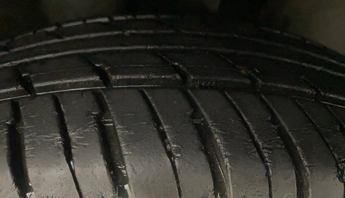 2017 Renault Kwid 1.0 RXT 02 Anniversary Edition, Petrol, Manual, 16,853 km, Right Front Tyre Tread