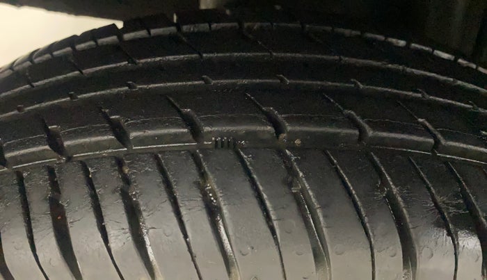 2017 Renault Kwid 1.0 RXT 02 Anniversary Edition, Petrol, Manual, 16,853 km, Right Rear Tyre Tread